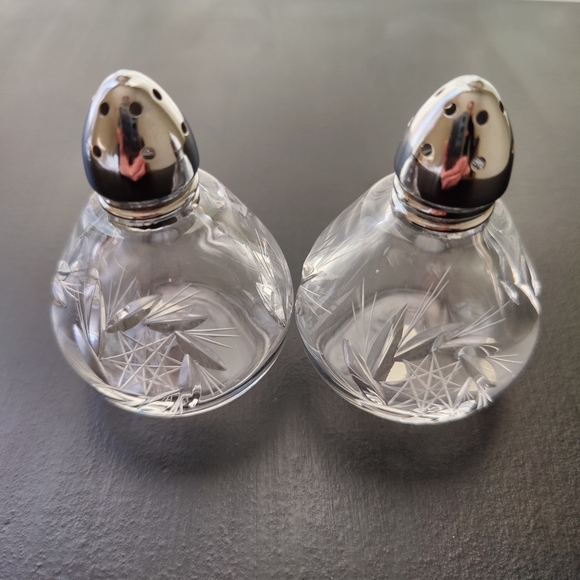 Vintage crystal Pinwheel salt and pepper shakers 🧂| made in western Germany - Picture 4 of 16
